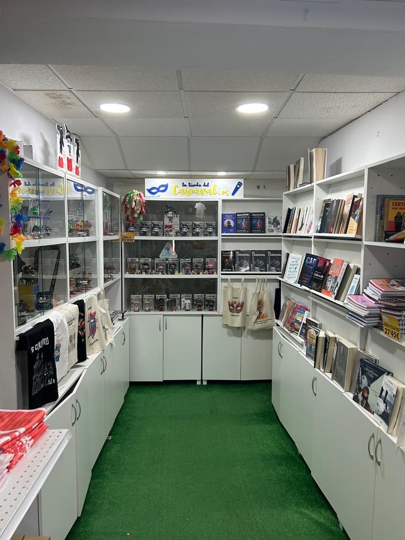 Rincón de libros y souvenirs del Carnaval de Cádiz