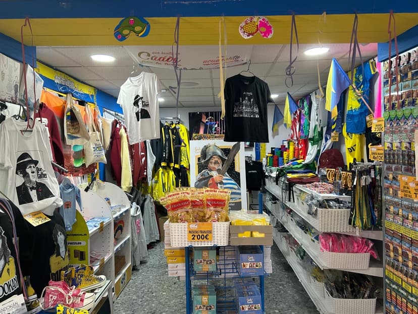 Rincón de ropa y souvenirs del Carnaval de Cádiz
